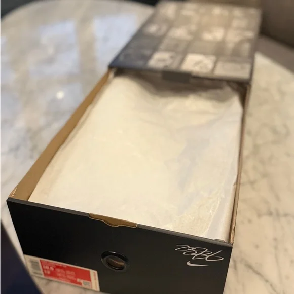 NIKE LABRON 7 Fairfax Away (2020) Red, Black & Gold - Picture 12 of 14